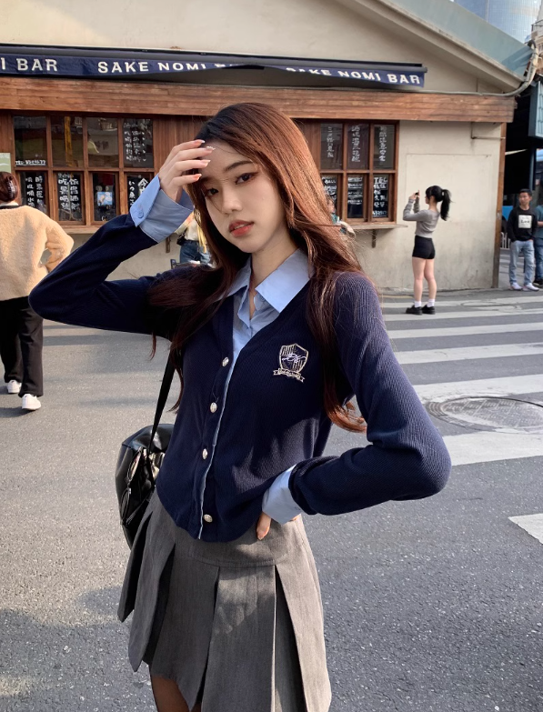 College style fake two-piece Polo collar long-sleeved sweater for women autumn 2023 new contrast color slim short top trendy