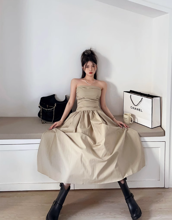 Fashionable design tube top temperament dress for women autumn 2023 new one-shoulder khaki waist long dress trendy