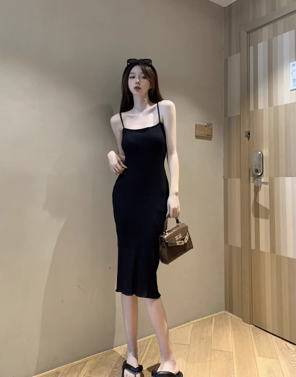 Sweet and spicy knitted suspender dress for women autumn 2023 new Korean contrast striped mid-length waist skirt